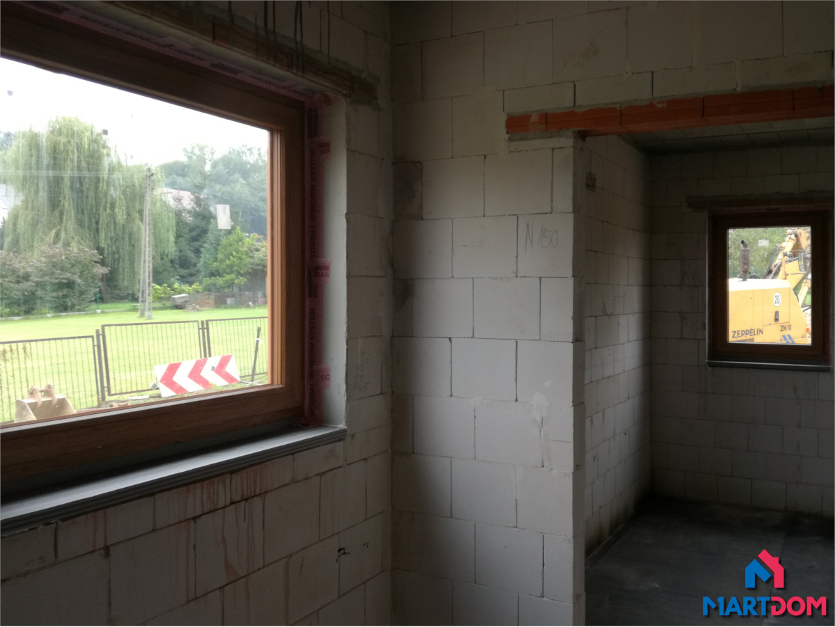 Okna w ciepłym montażu na taśmach od środka pomieszczenia stan surowy zamknięty okna winchester veka szczelne 3-szybowe martdom realizacje