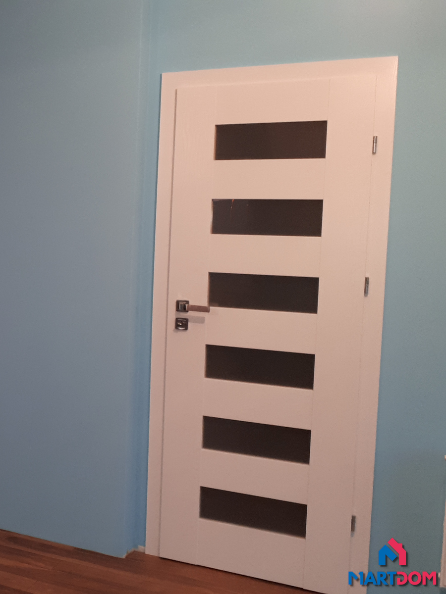 DRE Scala biała struktura szyby poziome matowe sześć sztuk zawiasy widoczne klamka zamykanie na klucz pokój w niebieskim kolorze