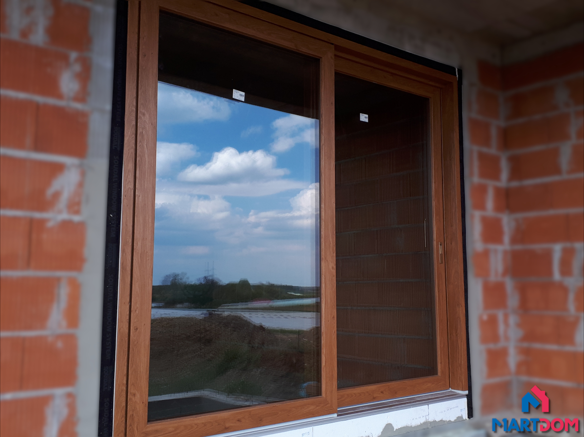 Stolarka okienna w kolorze Winchester, Żaluzja zewnętrzna w kolorze Antracyt Okna PVC + Żaluzja fasadowa C80 Producent: Okna AdamS + Żaluzja Portos