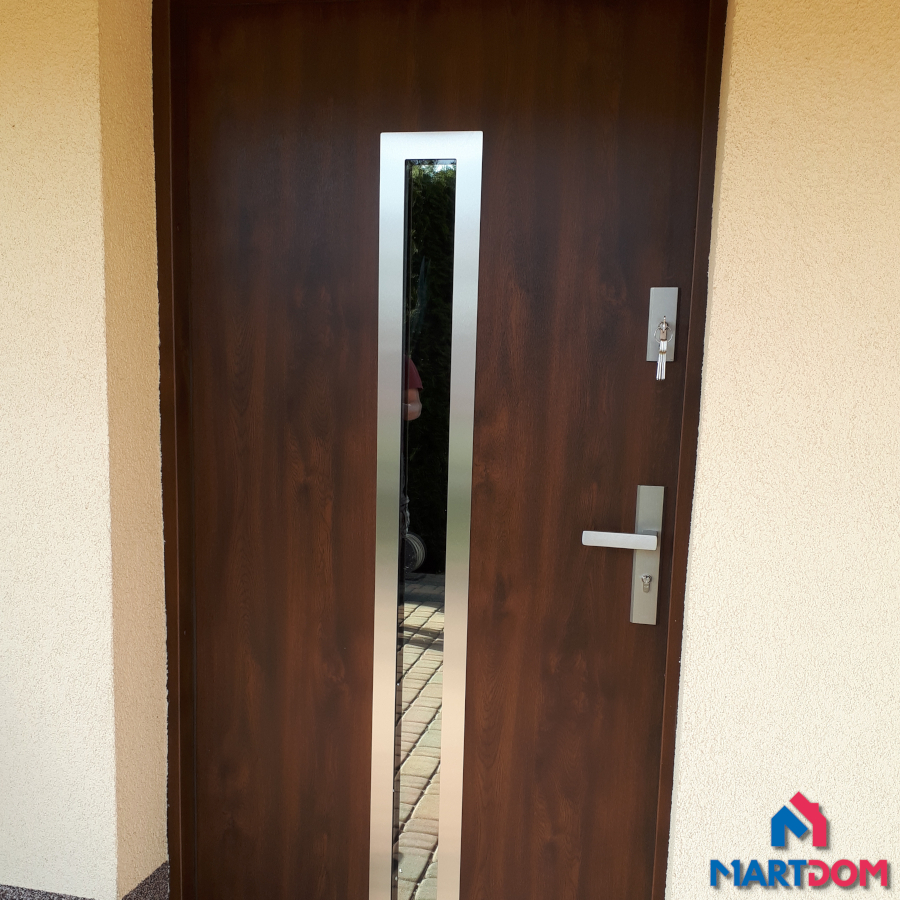 Stalowe drzwi wejściowe do domu marki Martom w kolorze orzech ciemny z szybą i ramką inox