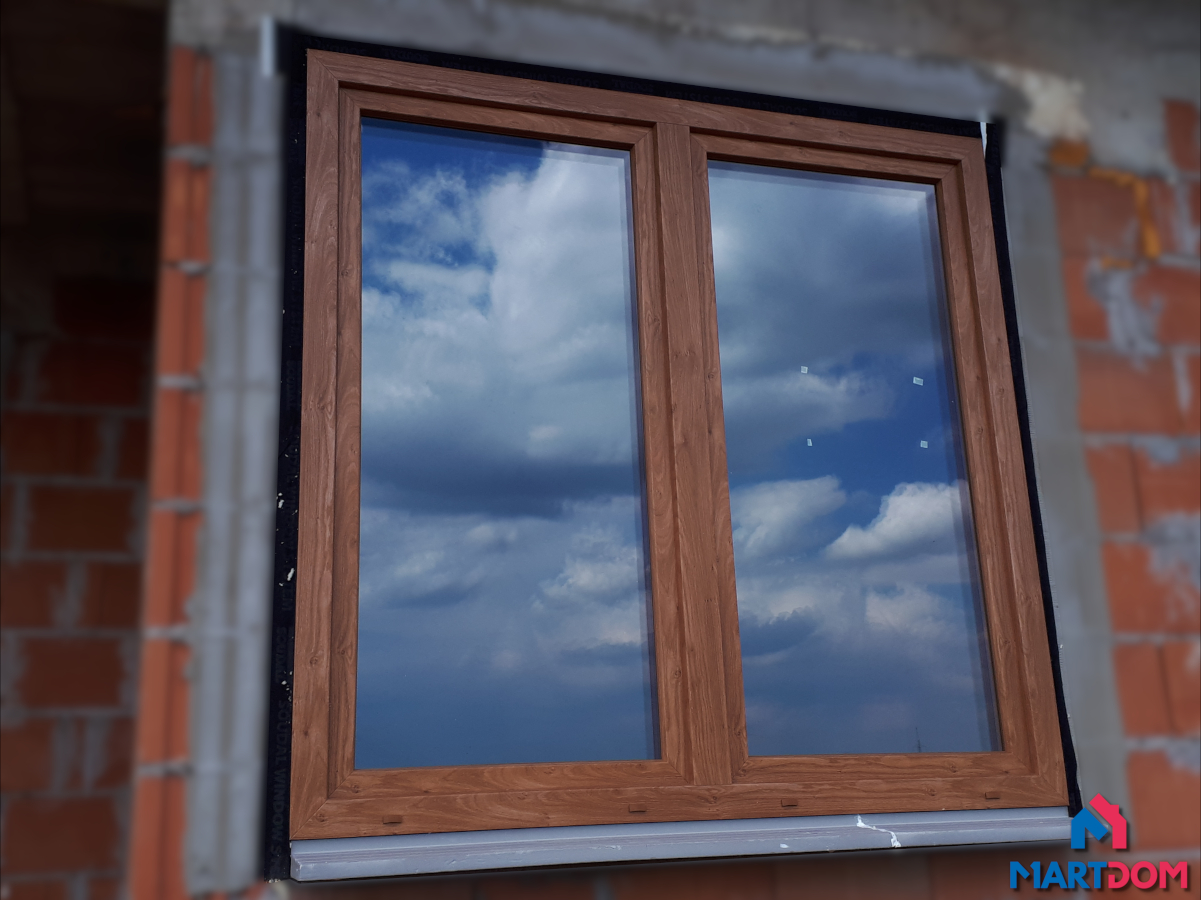 Okna Veka SoftLine 82 Kolor: Stolarka okienna w kolorze Winchester, Żaluzja zewnętrzna w kolorze Antracyt Okna PVC + Żaluzja fasadowa C80 Producent: Okna AdamS + Żaluzja Portos