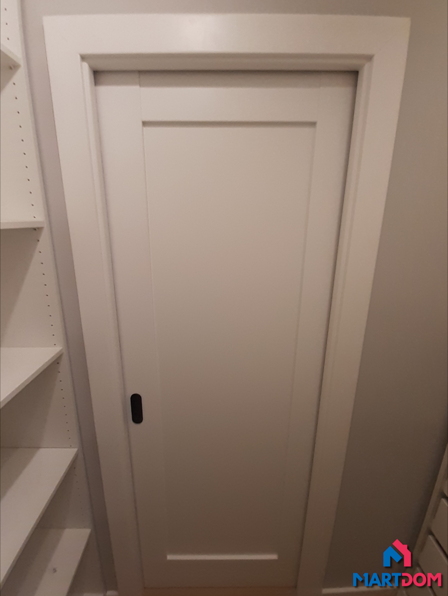 Farba Akrylowa UV Biała Wersja: Drzwi przesuwne chowane w ścianie Dodatki: Drzwi do garderoby, czarny pochwyt do otwierania drzwi Drzwi przesuwne chowane w ścianie do garderoby Producent: Porta Model: Grande A.1 z lustrem od jednej strony