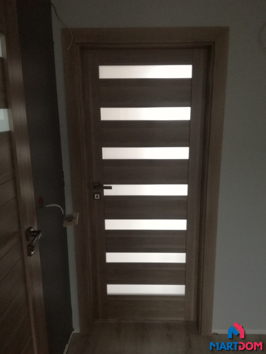 porta drzwi verte home d7 akacja srebrna szyby mat ciemny korytarz przebijające światło drzwi z przeszkleniem