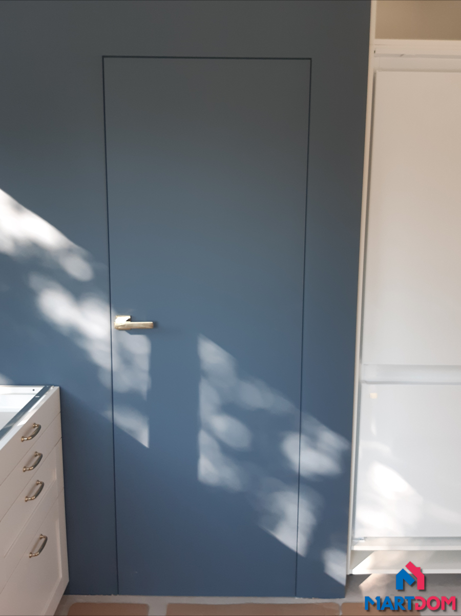 Hide do samodzielnego wykończenia niebieskie Wersja: Drzwi zlicowane ze ściana (ukryta ościeżnica) Dodatki: Złote klamki z kwadratowym szyldem porta drzwi ukryte