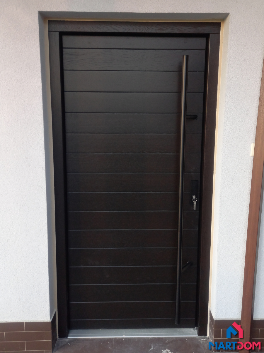 Produkt: Drewniane drzwi zewnętrzne Producent: CAL Model: Kverko z kolekcji Arbo Kolor: Kolor Heban Dodatki: Pochwyt okrągły