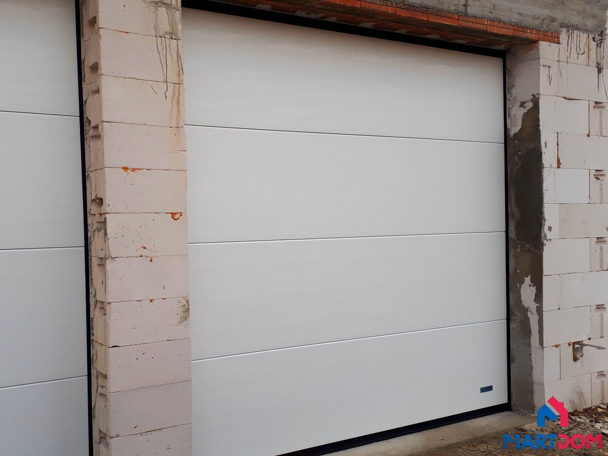 Produkt: Brama garażowa Producent: Nitus Rodzaj: Brama segmentowa bez przetłoczeń Kolor: Biały w strukturze Woodgrain