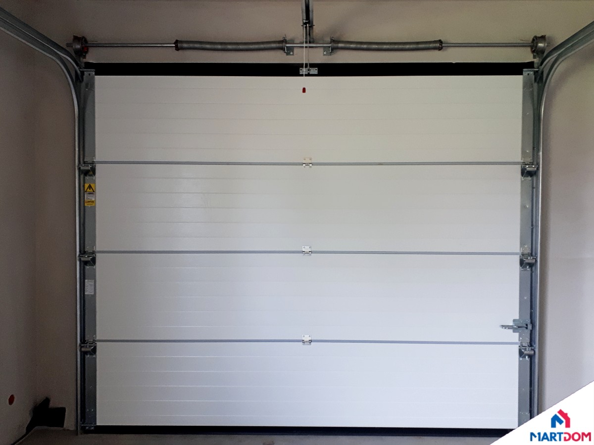 Brama garażowa od wewnątrz biała otwieranie na pilota brama segmentowa z panelami mała brama garażowa