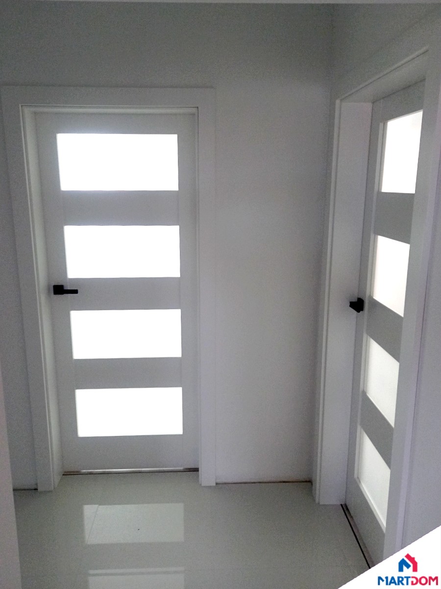 Verte Home L.2 z dwoma szybami oraz L.4 z czterema szybami Kolor: Okleina biała z grupy Portadecor Wersja: Drzwi z widocznymi zawiasami (przylgowe) Porta Drzwi