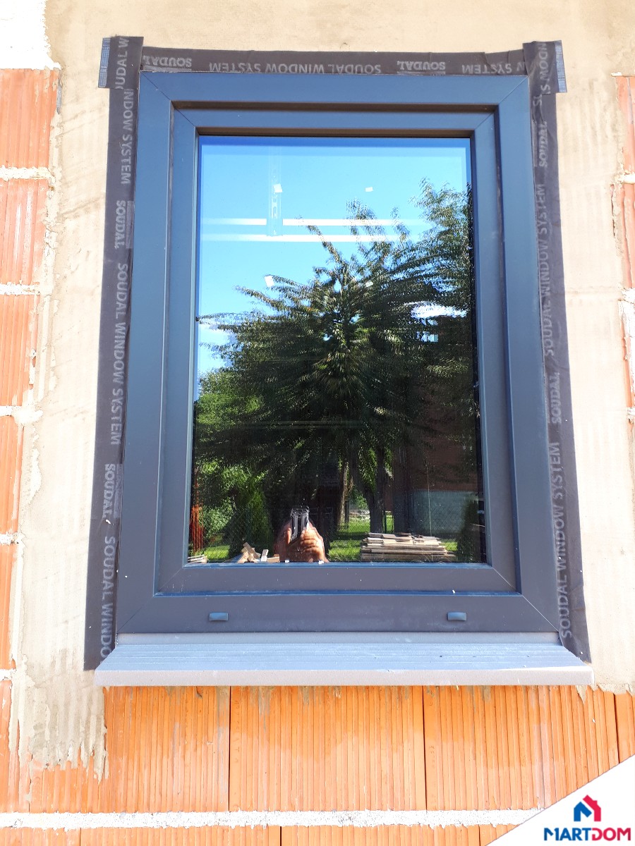 Okno pojedyncze małe otwierane antracyt veka ciepły montaz szczelny na taśmach wykonanie martdom okna drzwi podłogi okno od zewnątrz