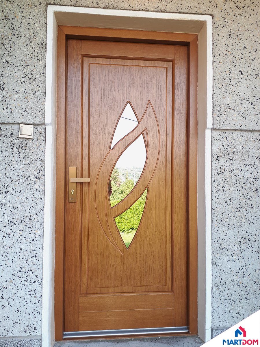 Produkt: Drzwi zewnętrzne drewniane Producent: Barański Drzwi Model: DB20 z kolekcji Classic Plus Kolor: Złoty Dąb Dodatki: Drzwi z lustrem weneckim w kształcie łezki + klamka Niagara w kolorze Stare Złoto