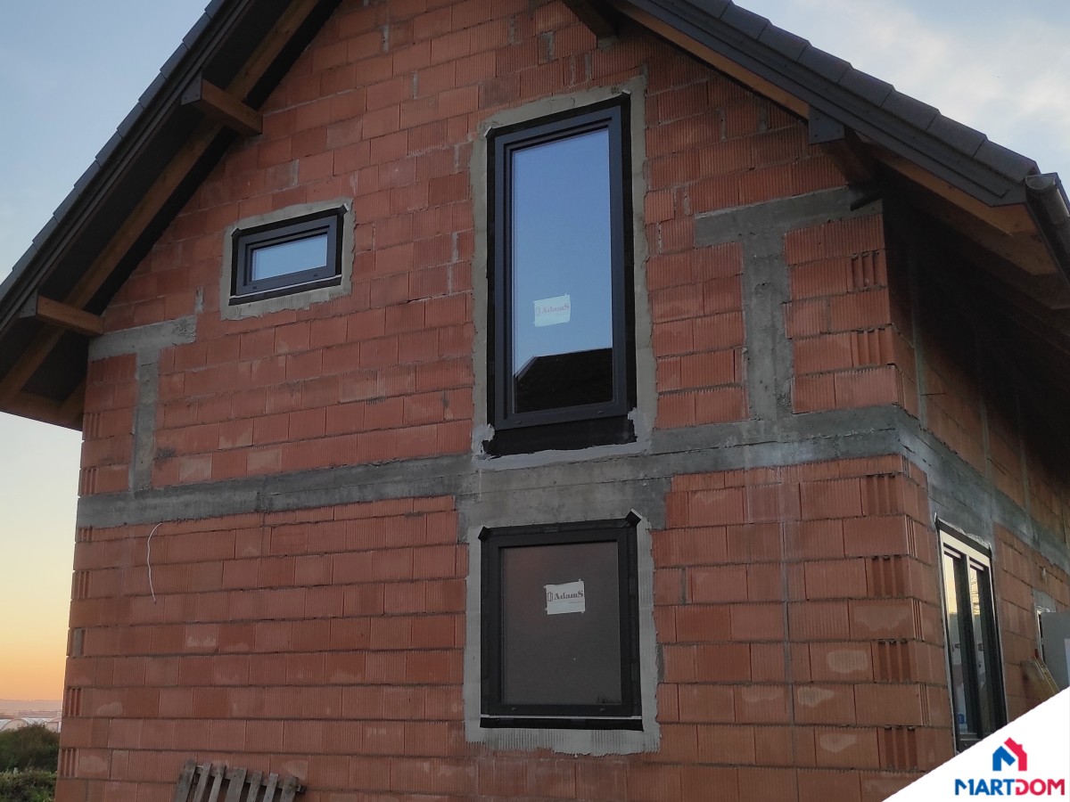 Okna w domu jednorodzinnym parter i piętro antracyt piaskowy ideal 8000 okna AdamS montaż ciepły martdom