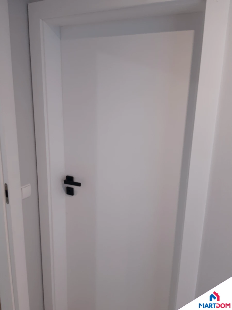 Erkado drzwi białe czarna klamka zamek wc drzwi otwierane do środka jasne ściany Uno Premium wewnętrzne martdom