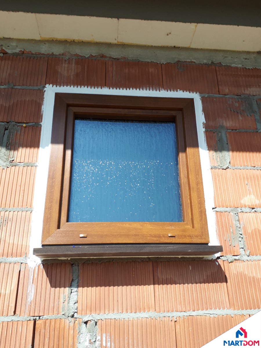Okno chinchilla chropowata powierzchnia widok od zewnątrz złoty dąb ideal 8000 ciepły parapet montaż wins martdom