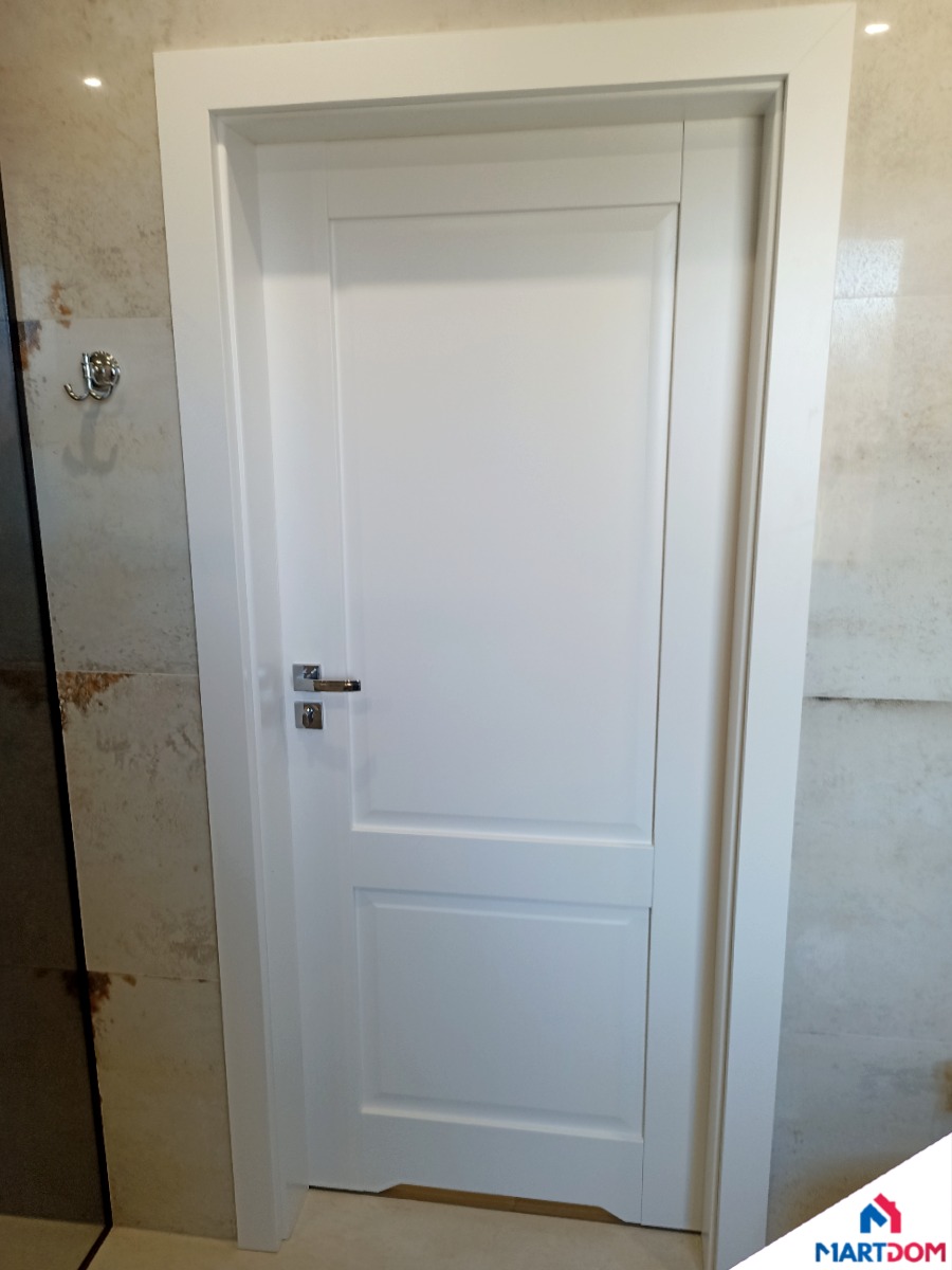 Drzwi łazienkowe białe z podcięciem bez szyb dostępne w martdom erkado nemezja 8 greko śnieżnobiały klamka metalbud jasne płytki biale drzwi