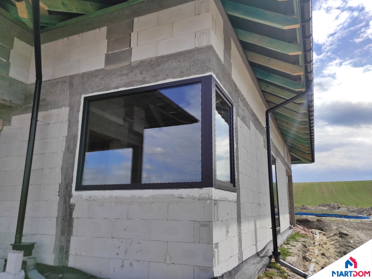 okna w trakcie budowy Okna plastikowe PCV Producent: AdamS okno narożne w słońcu od przodu okna z montażem wins kraków