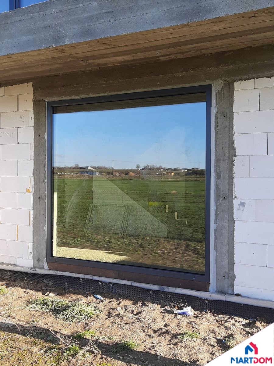 Okno stałe w salonie Okna montowane przy użyciu folii w płynie Okna PCV producenta AdamS Profil: Veka SoftLine 82 z 3 uszczelkami