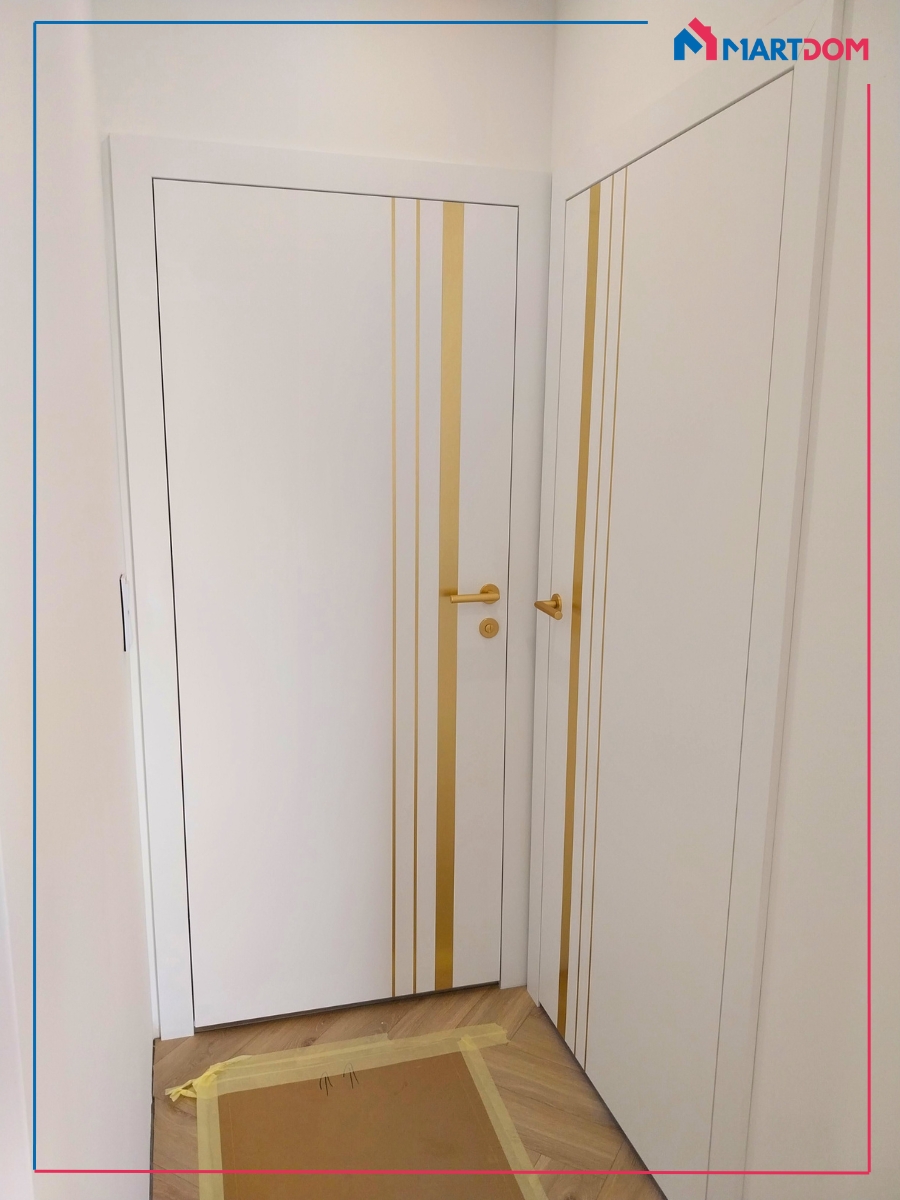 Erkado Altamura 1 + złota intarsja 421 drzwi od strony korytarza drzwi z podcięciem wentylacyjnym złote klamki białe ściany podłoga w jodełkę montaż drzwi wewnętrznych martdom kraków i okolice
