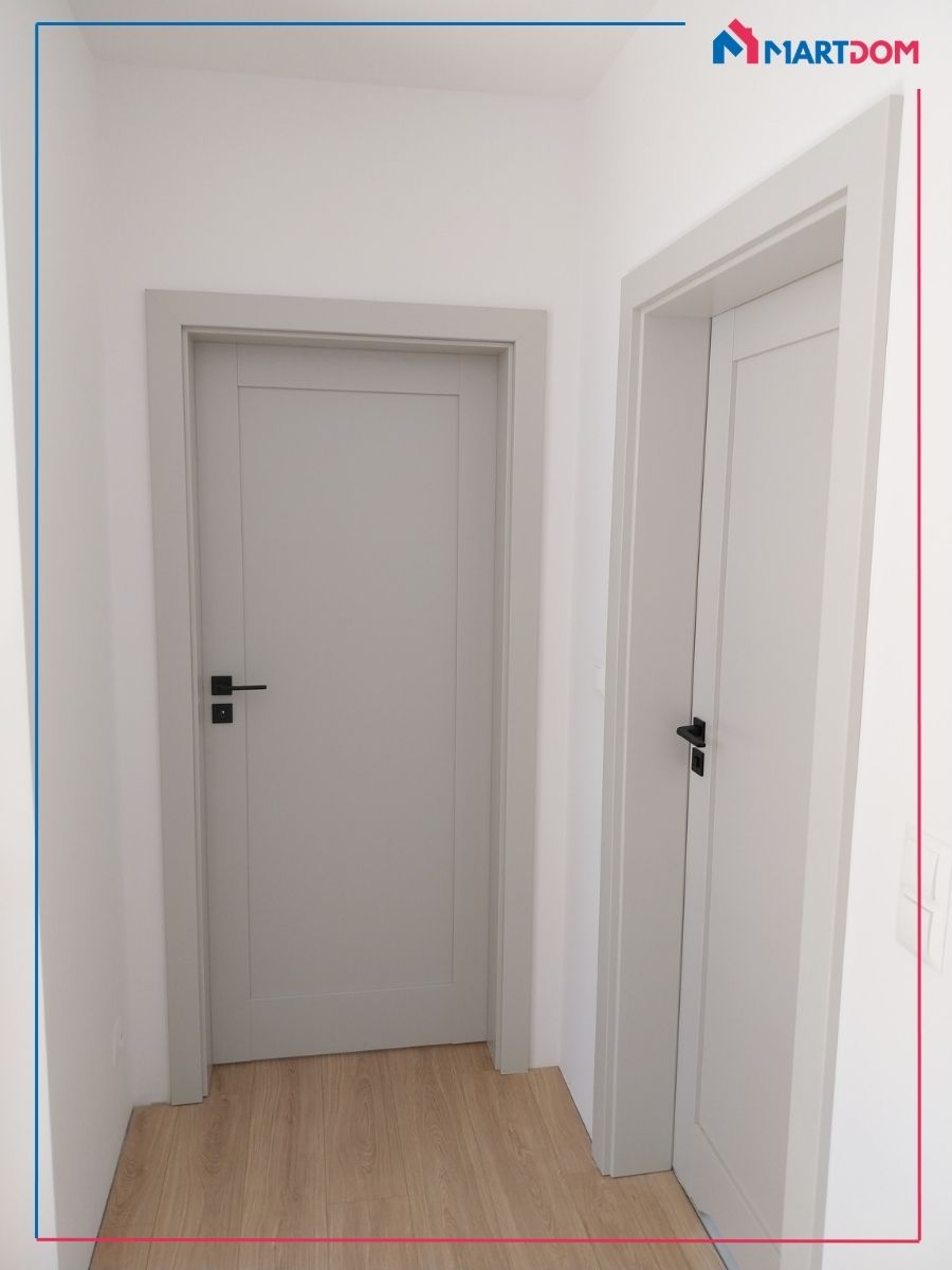 Produkt: Drzwi wewnętrzne z ościeżnicą regulowaną Producent/model: Drzwi Porta Grande A.0 Kolor: Lakier UV Premium Plus Kaszmir Dodatki: Klamka Infinity Line Solo KSO B00 w kolorze czarnym z kwadratowym szyldem