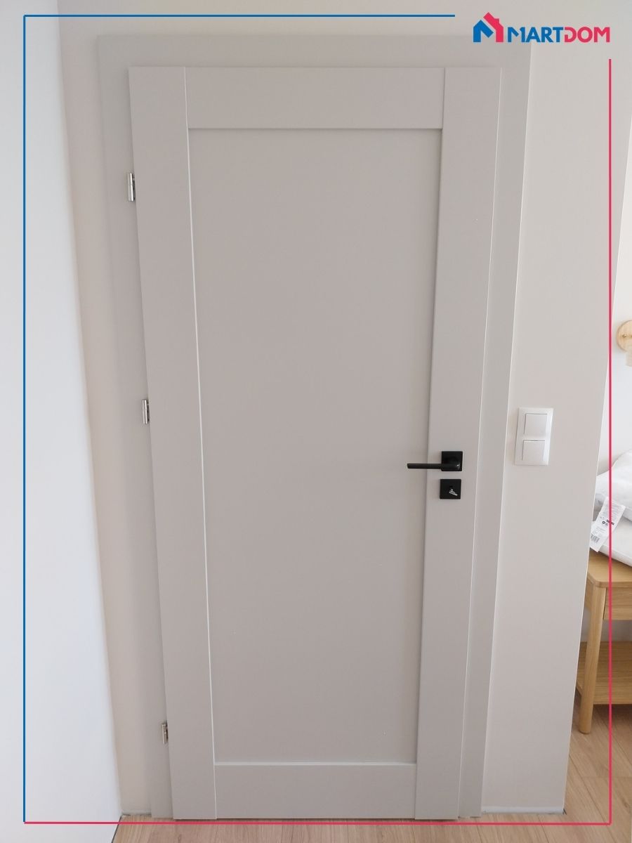 drzwi kaszmir lakierowane porta wewnętrzne z widocznymi zawiasami w kolorze srebrnym i czarną klamką z kwadratowym szyldem porta grane a0