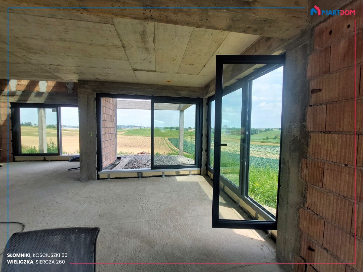 Produkt: Okna PVC marki AdamS, w tym 2 okna przesuwne HST Vekamotion Profil: Okna PVC Veka SL 82 z 3 szybami i 3 uszczelkami Kolor: Okna w obustronnej okleinie Veka Fine Structure Ciemnoszary (antracyt) Dodatki do okien: Purenit (poszerzenie pod okna sięgające do posadzki) z zabezpieczeniem EPDM, Purenit pod okna o mniejszej wysokości (np. kuchenne), montaż z użyciem taśm (montaż szczelny)