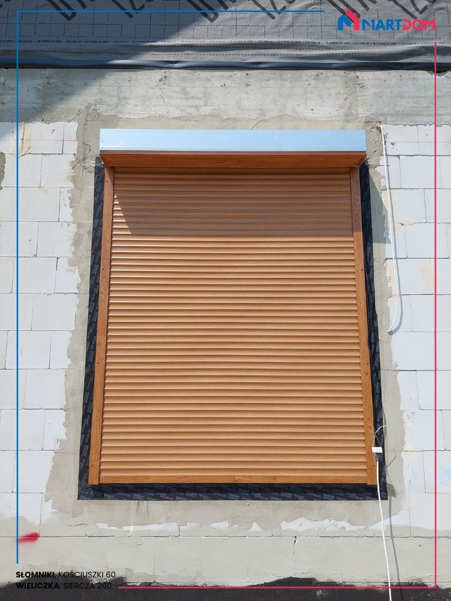 okno z zamkniętą roletą zewnętrzną w tym samym kolorze winchester roleta z puszką aluminiową do zakrycia przez elewację sterowana przewodowo okno i roleta z montażem Okna Ideal 8000 (Aluplast) w pakiecie 3-szybowym