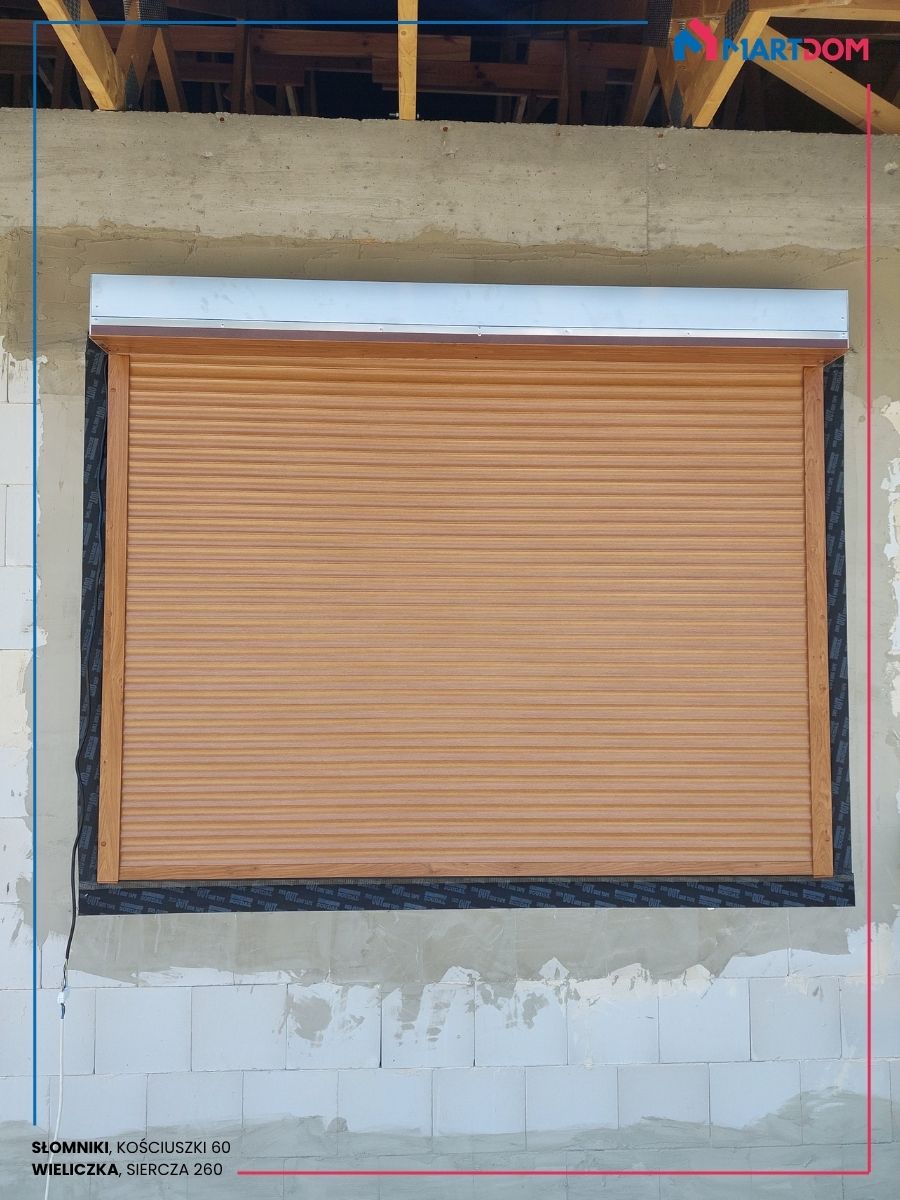 Okna Ideal 8000 (Aluplast) w pakiecie 3-szybowym z balkonem 3-kwaterowym + rolety podtynkowe Portos z silnikiem przewodowym Okna montowane systemem szczelnym z użyciem taśm Soudal Okna PVC w pakiecie z roletami zewnętrznymi podtynkowymi zamknięta roleta na budowie w stanie surowym